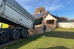 Hackschnitzel werden per LKW angeliefert